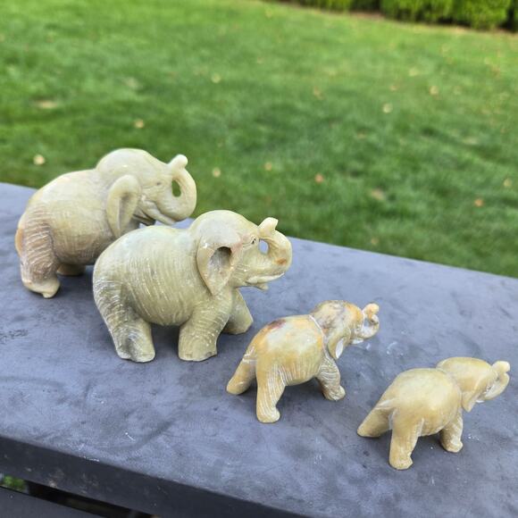 Vtg Hand Carved Soapstone Elephants Set of 4 Trunks Up 2-Small 2-Medium - Picture 2 of 13